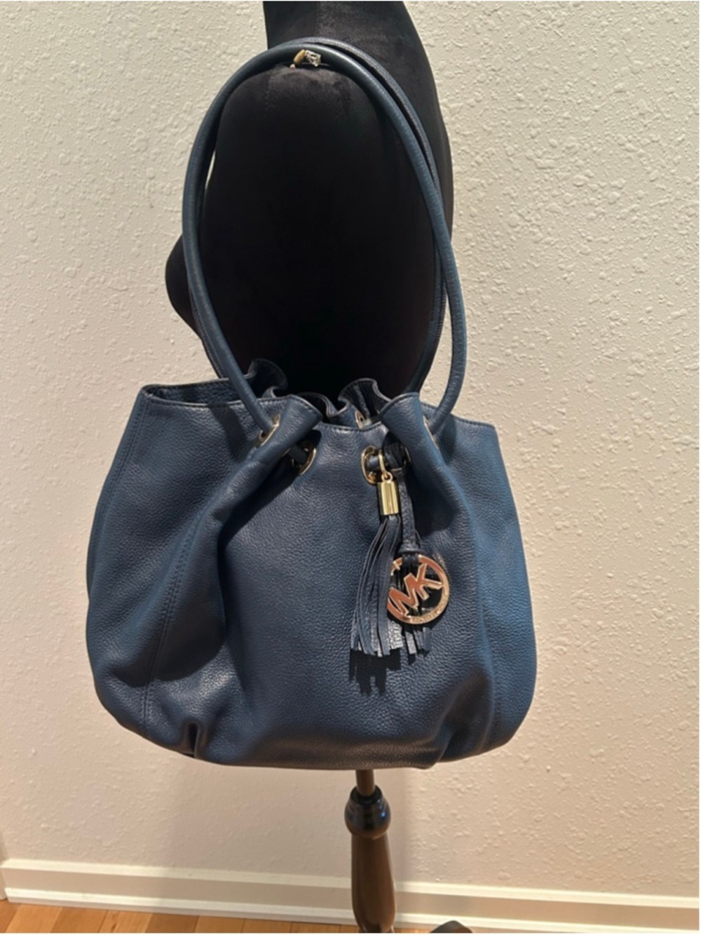 Women's Michael Kors Navy Leather Drawstring Shoulder Bag 
15 x 11 x 4